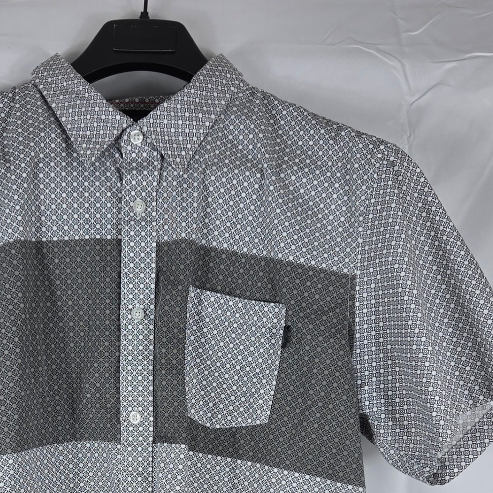 Oakley Mens XL Geometric Medallion Print Short Sleeve Button Up Shirt Grey White